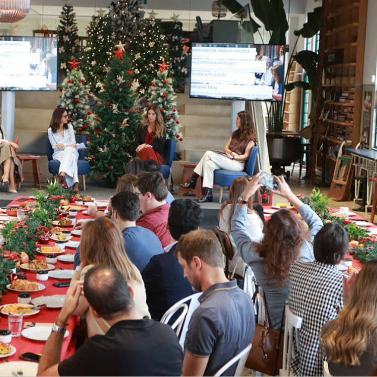 Estudo: Cerca de 44% dos portugueses partilha a mesa com ecrãs