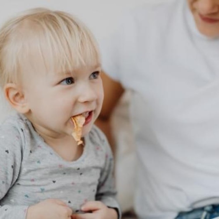 Os nossos filhos estão a comer sal e açúcar cedo demais e em excesso. E o problema começa em