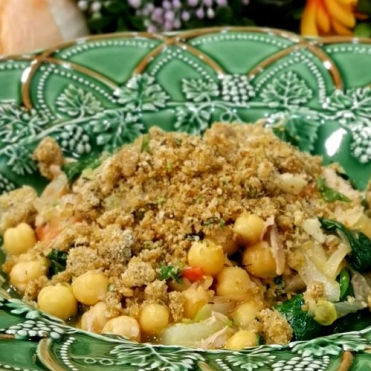 Grão-de-bico com codorniz e espinafres com crocante de pão ralado e ervas
