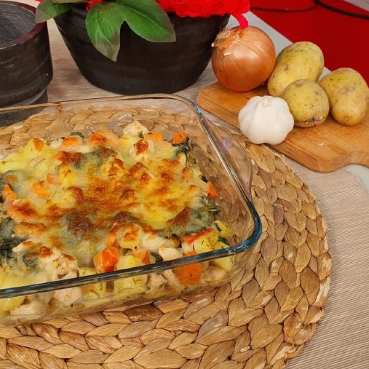 Gratinado de batata e cenoura com carnes brancas