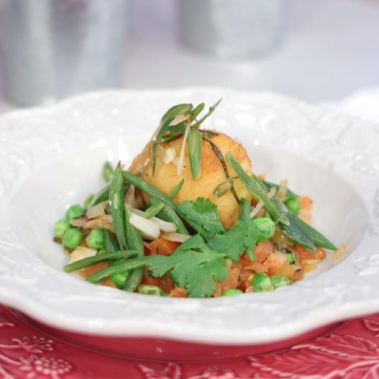 Batatas Recheadas de Legumes sobre Ervilhas