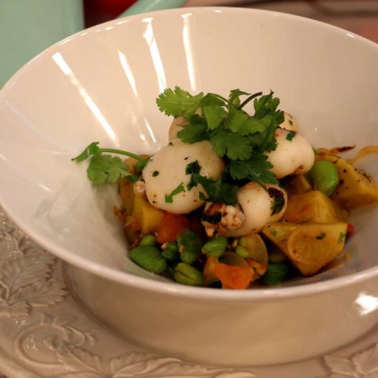 Choquinhos Salteados em Azeite com Estufado de Favas