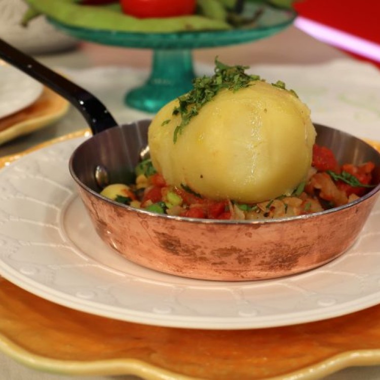 Batatas recheadas com favas e cavala de conserva